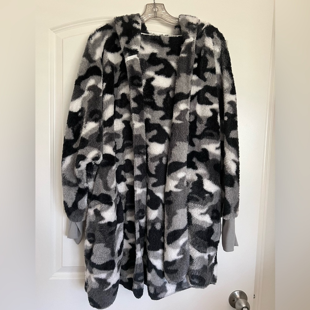 Lightweight Camo Print Open Jacket With Hoodie - image 1